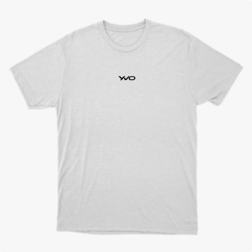 Camiseta com estampa frontal de um pequeno logotipo estilizado com as letras "WO" centralizado abaixo da linha do peito.