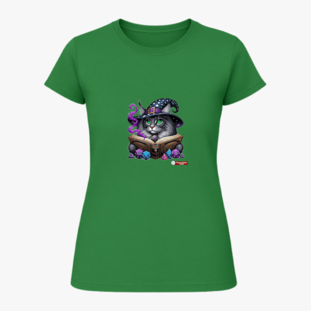 Camiseta com estampa frontal de gato com chapéu de mago, lendo um livro cercado por cristais e névoa; estampa traseira com pequeno logotipo textual.