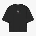 Camiseta com estampa frontal de um emblema circular detalhado em preto e vermelho e estampa traseira de espada estilizada com texto em japonês em vermelho.