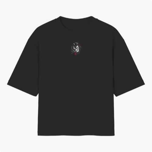 Camiseta com estampa frontal de um emblema circular detalhado em preto e vermelho e estampa traseira de espada estilizada com texto em japonês em vermelho.