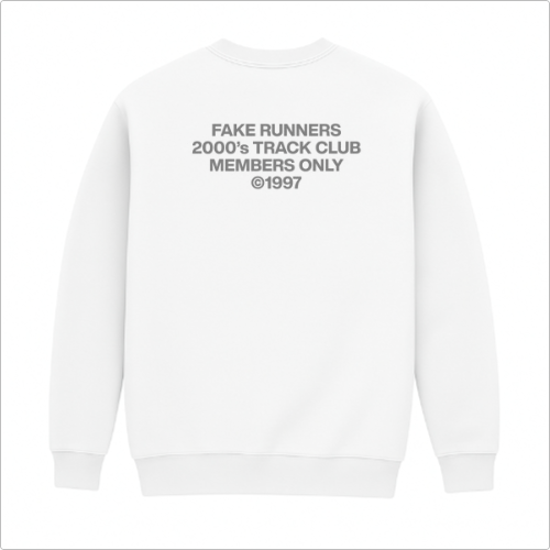 Moletom com estampa frontal de "FAKE RUNNERS ©1997 NINES PROJECT" e estampa traseira de "FAKE RUNNERS 2000’s TRACK CLUB MEMBERS ONLY ©1997".
