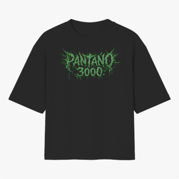 Camiseta com estampa frontal de texto estilizado "Pantano 3000" simulando rachaduras e estampa traseira de figura geométrica complexa com rosto demoníaco.