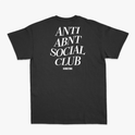 Camiseta com estampa frontal de texto estilizado "ANTI ABNT SOCIAL CLUB" e estampa traseira ampliada do mesmo texto acompanhada de pequeno "NO BRUXO STUDIOS".