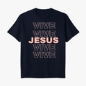 Camiseta com estampa frontal de palavras repetidas "VIVE" em estilo bold, em alinhamento central, intercaladas por "JESUS" em destaque centralizado.