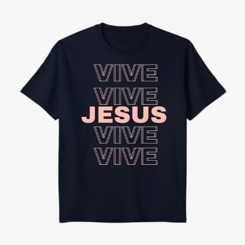 Camiseta com estampa frontal de palavras repetidas "VIVE" em estilo bold, em alinhamento central, intercaladas por "JESUS" em destaque centralizado.