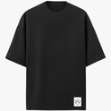 Camiseta com estampa frontal de logotipo minimalista e estampa traseira de prancha de surf encostada em parede desgastada com palmeira e fundo geométrico.