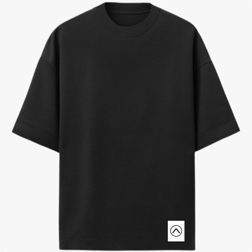 Camiseta com estampa frontal de logotipo minimalista e estampa traseira de prancha de surf encostada em parede desgastada com palmeira e fundo geométrico.