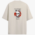 Camiseta com estampa frontal de caveira com cobra e flores, texto "Born to Stand Out", e estampa traseira ampliada com caveira, cobra e flores.