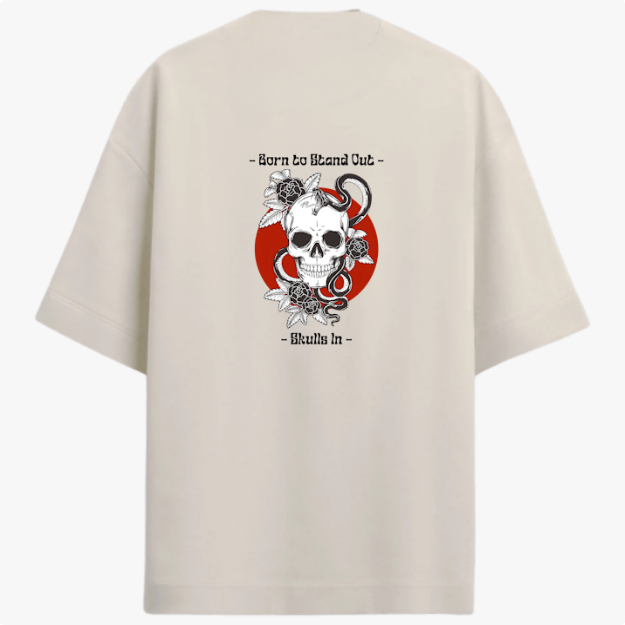 Camiseta com estampa frontal de caveira com cobra e flores, texto "Born to Stand Out", e estampa traseira ampliada com caveira, cobra e flores.