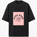 Camiseta com estampa frontal de uma rosa detalhadamente desenhada, acompanhada pela frase "LIKE ROSE" disposta em arco acima da imagem.