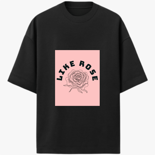 Camiseta com estampa frontal de uma rosa detalhadamente desenhada, acompanhada pela frase "LIKE ROSE" disposta em arco acima da imagem.