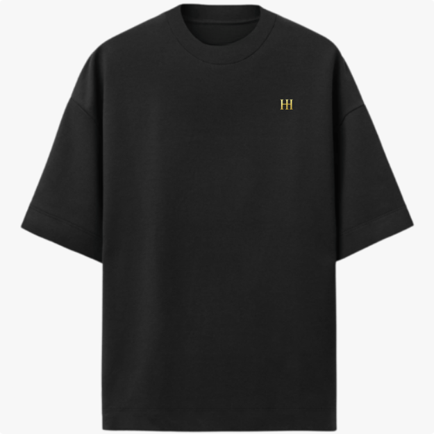 Camiseta com estampa frontal de "H" estilizado e estampa traseira de figura clássica com coroa, rodeado por texto "Working has Results" em estilo robusto.