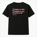 Camiseta com estampa frontal de "CARINHA DA LUZ" em destaque e estampa traseira de caixa marcada "CARINHA DA LUZ", opções "MENINO DO VÍDEO" e "MANO DO SOM".