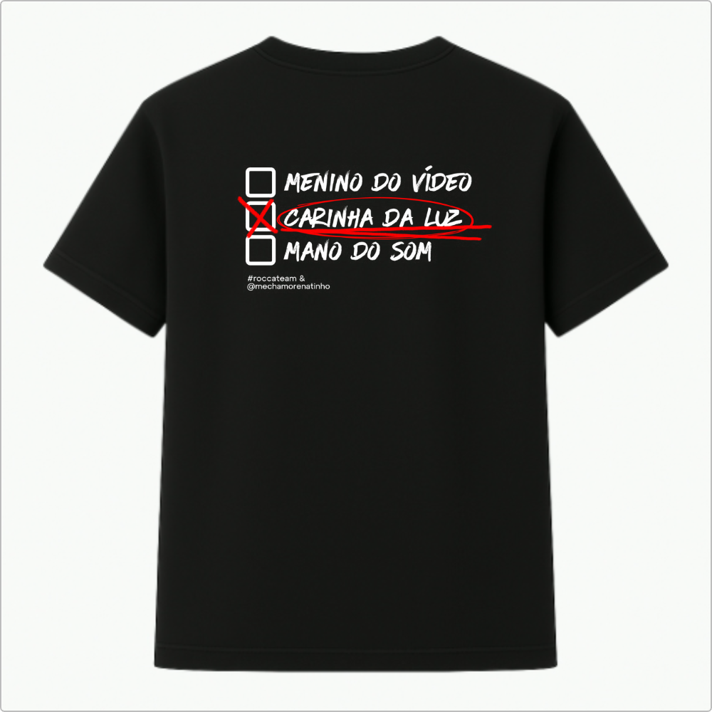 Camiseta com estampa frontal de "CARINHA DA LUZ" em destaque e estampa traseira de caixa marcada "CARINHA DA LUZ", opções "MENINO DO VÍDEO" e "MANO DO SOM".