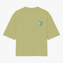 Camiseta com estampa frontal de um cavalo estilizado em linhas curvas acompanhado por caracteres dispostos em arco próximo à figura.