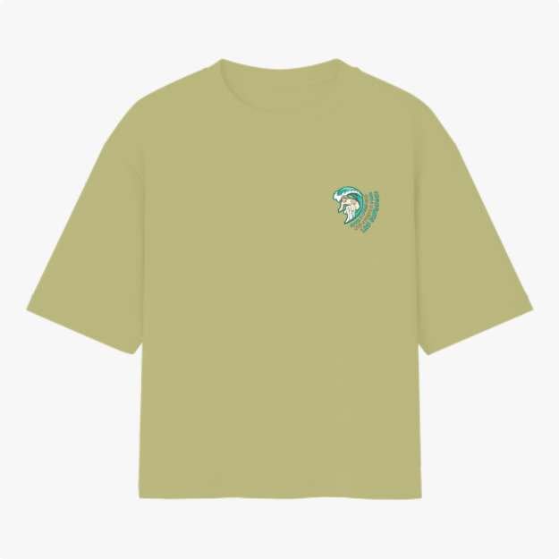 Camiseta com estampa frontal de um cavalo estilizado em linhas curvas acompanhado por caracteres dispostos em arco próximo à figura.