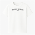 Camiseta com estampa frontal de frase estilizada "Violence is Virtue Legio" e estampa traseira de caveira perfurada por espada com inscrição ao redor.