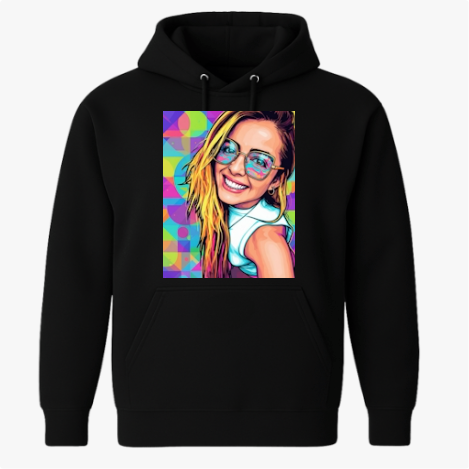 Moletom com estampa frontal de retrato vibrante de mulher sorridente com cabelo longo e óculos, sobre fundo geométrico colorido e dinâmico.