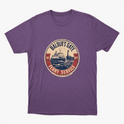 Camiseta com estampa frontal de um emblema circular apresentando um ferry estilizado, com inscrições que indicam "Baldur's Gate Ferry Service" e datas.