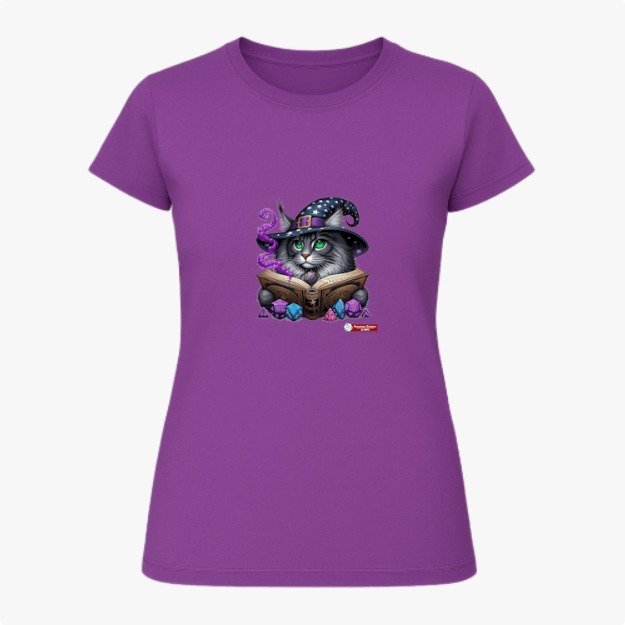 Camiseta com estampa frontal de gato com chapéu de mago, lendo um livro cercado por cristais e névoa; estampa traseira com pequeno logotipo textual.