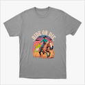 Camiseta com estampa frontal de um cavaleiro galopando em um cavalo, cercado por chamas e poeira, com a frase "Ride or Die" em destaque no topo.