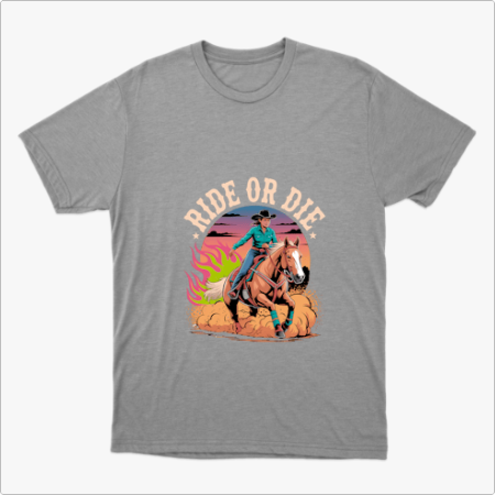 Camiseta com estampa frontal de um cavaleiro galopando em um cavalo, cercado por chamas e poeira, com a frase "Ride or Die" em destaque no topo.