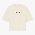 Camiseta com estampa frontal de "LUNOVA" em letras estilizadas e estampa traseira de um anjo em posição contemplativa sob o texto "ANJO" repetido acima.