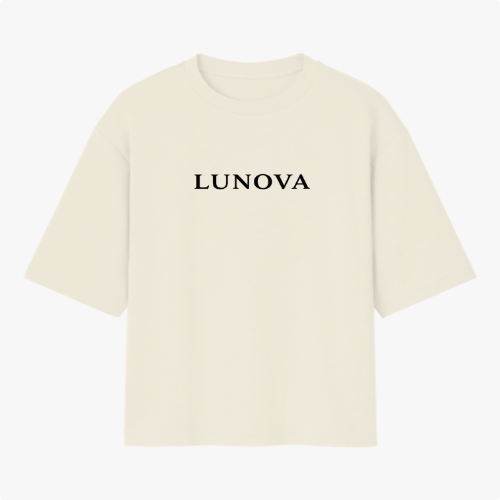 Camiseta com estampa frontal de "LUNOVA" em letras estilizadas e estampa traseira de um anjo em posição contemplativa sob o texto "ANJO" repetido acima.