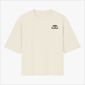 Camiseta com estampa frontal de um logotipo e estampa traseira de um piloto com fundo de palavras, destacando "SIMPLY LOVELY" e o nome do competidor.