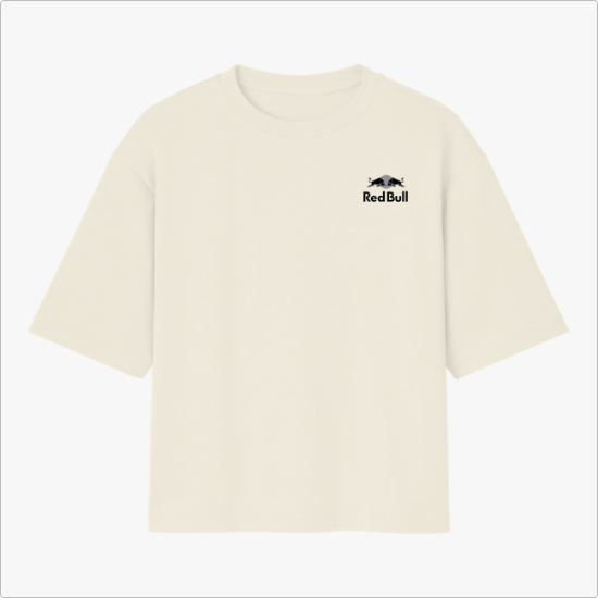 Camiseta com estampa frontal de um logotipo e estampa traseira de um piloto com fundo de palavras, destacando "SIMPLY LOVELY" e o nome do competidor.