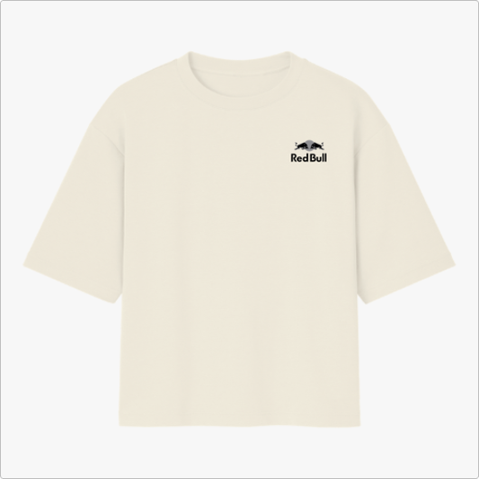 Camiseta com estampa frontal de um logotipo e estampa traseira de um piloto com fundo de palavras, destacando "SIMPLY LOVELY" e o nome do competidor.