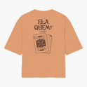 Camiseta com estampa frontal de símbolo tribal e estampa traseira com a frase "ELA QUEM?", imagem de cartas de baralho, incluindo um rei com símbolos.