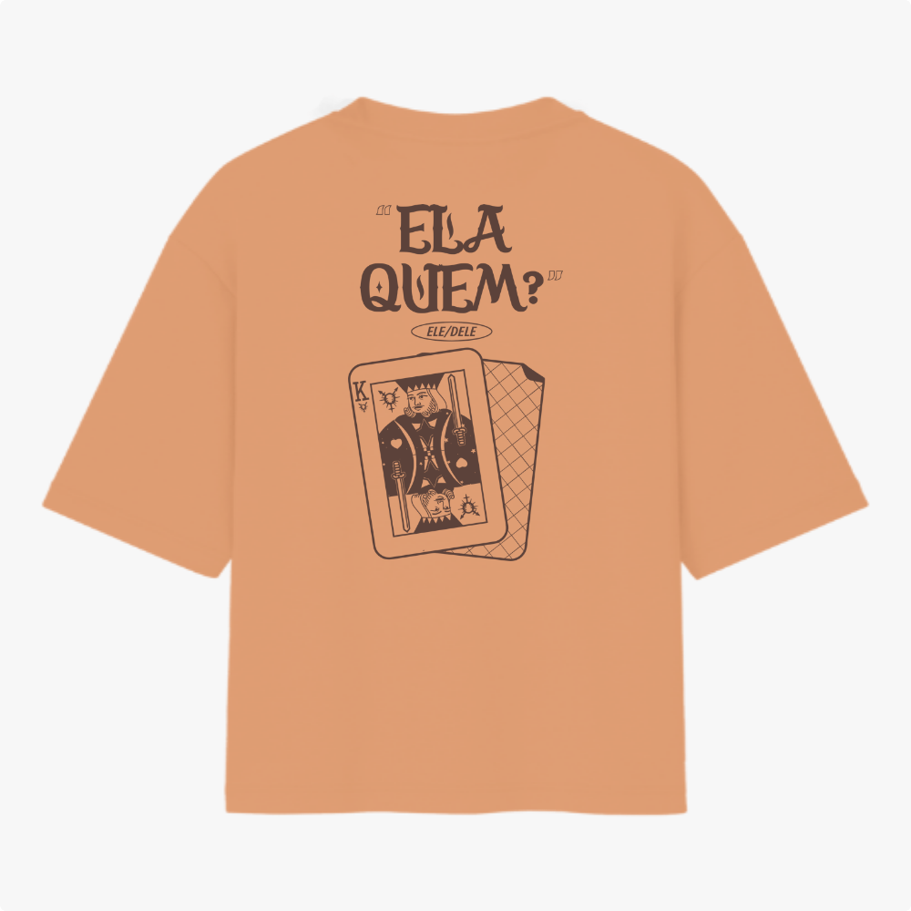 Camiseta com estampa frontal de símbolo tribal e estampa traseira com a frase "ELA QUEM?", imagem de cartas de baralho, incluindo um rei com símbolos.
