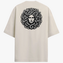 Camiseta com estampa frontal de logo estilizado "SERAVIA" e estampa traseira de figura mitológica com cabelos de serpentes emoldurada por elementos clássicos.