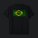 Camiseta com estampa frontal de "ORDEM E PROGRESSO" dentro de um retângulo e símbolo central, e estampa traseira com a mesma frase sobre bandeira estilizada.