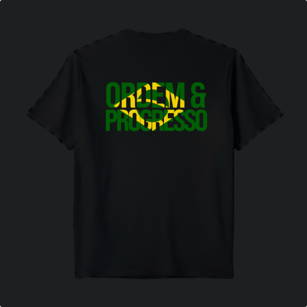 Camiseta com estampa frontal de "ORDEM E PROGRESSO" dentro de um retângulo e símbolo central, e estampa traseira com a mesma frase sobre bandeira estilizada.