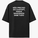 Camiseta com estampa traseira de frase em destaque: "NÃO PRECISO DO CHATGPT, MINHA NAMORADA SABE TUDO", criando um humor amigável e tecnológico.