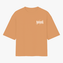 Camiseta com estampa frontal de texto estilizado em letras góticas com frase "my lord is" e estampa traseira maior replicando o mesmo texto.