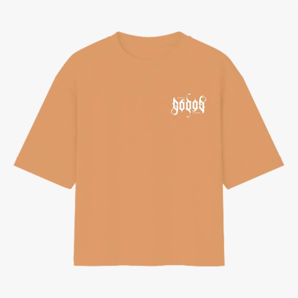Camiseta com estampa frontal de texto estilizado em letras góticas com frase "my lord is" e estampa traseira maior replicando o mesmo texto.