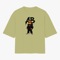 Camiseta com estampa frontal de uma figura caricata vestindo roupas urbanas e uma coroa, com as letras "AB" estilizadas ao fundo.