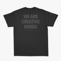 Camiseta com estampa frontal de "WE ARE CREATIVE MINDS" em letras pequenas no canto e estampa traseira da mesma frase em letras grandes com "just ship it" abaixo.