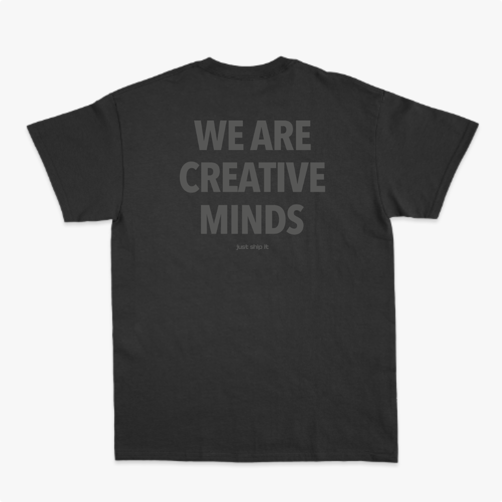 Camiseta com estampa frontal de "WE ARE CREATIVE MINDS" em letras pequenas no canto e estampa traseira da mesma frase em letras grandes com "just ship it" abaixo.