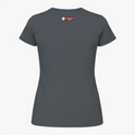 Camiseta com estampa frontal de gato com chapéu de mago, lendo um livro cercado por cristais e névoa; estampa traseira com pequeno logotipo textual.