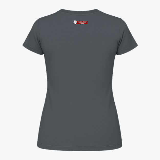 Camiseta com estampa frontal de gato com chapéu de mago, lendo um livro cercado por cristais e névoa; estampa traseira com pequeno logotipo textual.