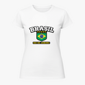 Camiseta com estampa frontal de "BRASIL" em letras grandes sobre cinco estrelas, um escudo com a bandeira nacional e a inscrição "RIO DE JANEIRO".