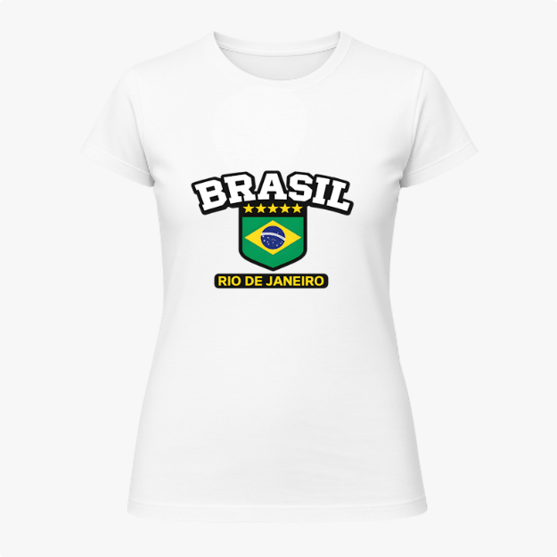 Camiseta com estampa frontal de "BRASIL" em letras grandes sobre cinco estrelas, um escudo com a bandeira nacional e a inscrição "RIO DE JANEIRO".