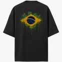 Camiseta com estampa frontal de pequeno logotipo circular minimalista no canto inferior e estampa traseira de bandeira estilizada com efeito respingos.
