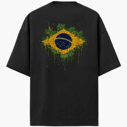 Camiseta com estampa frontal de pequeno logotipo circular minimalista no canto inferior e estampa traseira de bandeira estilizada com efeito respingos.