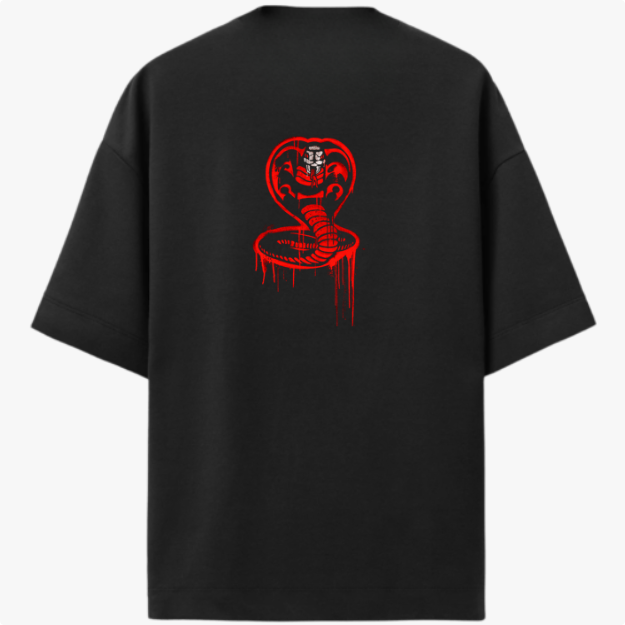 Camiseta com estampa frontal de "No Mercy Club" em estilo gotejante e estampa traseira de cobra desenhada com detalhes ousados em estilo gráfico.
