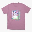 Camiseta com estampa frontal de personagem com fitas, estrelas ao redor, texto vertical "SYLVEON" e "#0700".